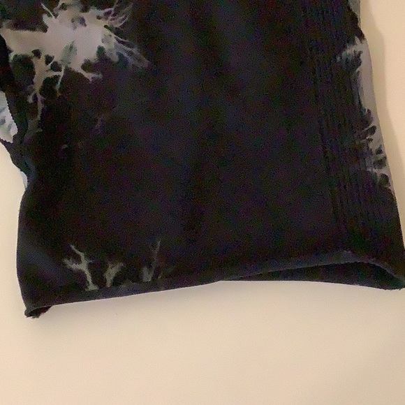 Black and Gray Size Large Tie-Dye Scrunch Back Shorts Preloved - Picture 3 of 6